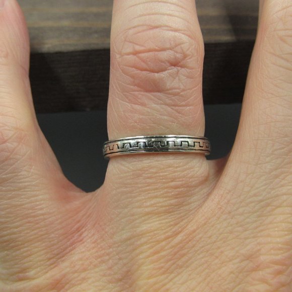 Size 7 Sterling Silver Southern Pattern Band Ring - Picture 2 of 7